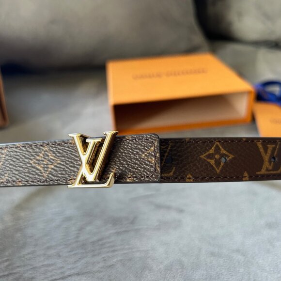 Louis Vuitton Belt. Reversible. Black on one side and brown on the other. - Picture 11 of 13